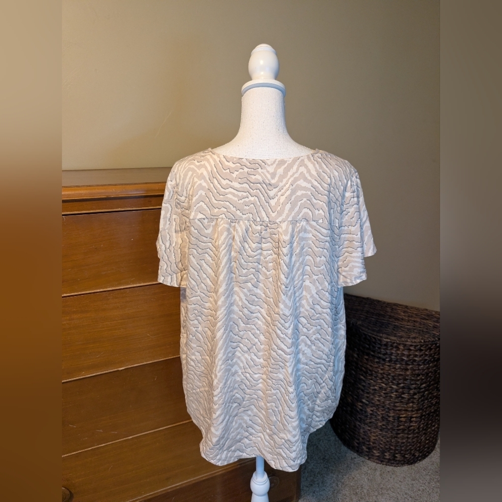 Torrid Womens Shirt Size 1 Short Sleeve Tiger Patterned Blouse - Picture 6 of 10